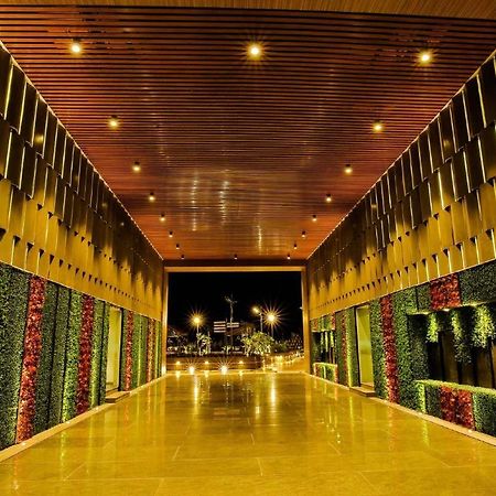 Weekend Address By Honest Homes Surat Esterno foto