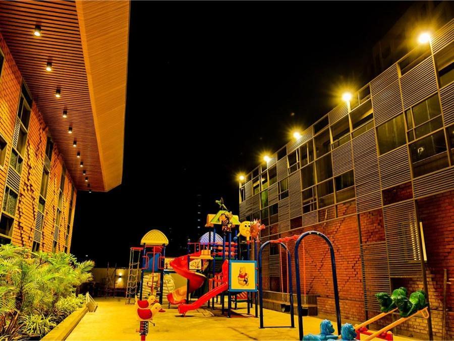 Weekend Address By Honest Homes Surat Esterno foto