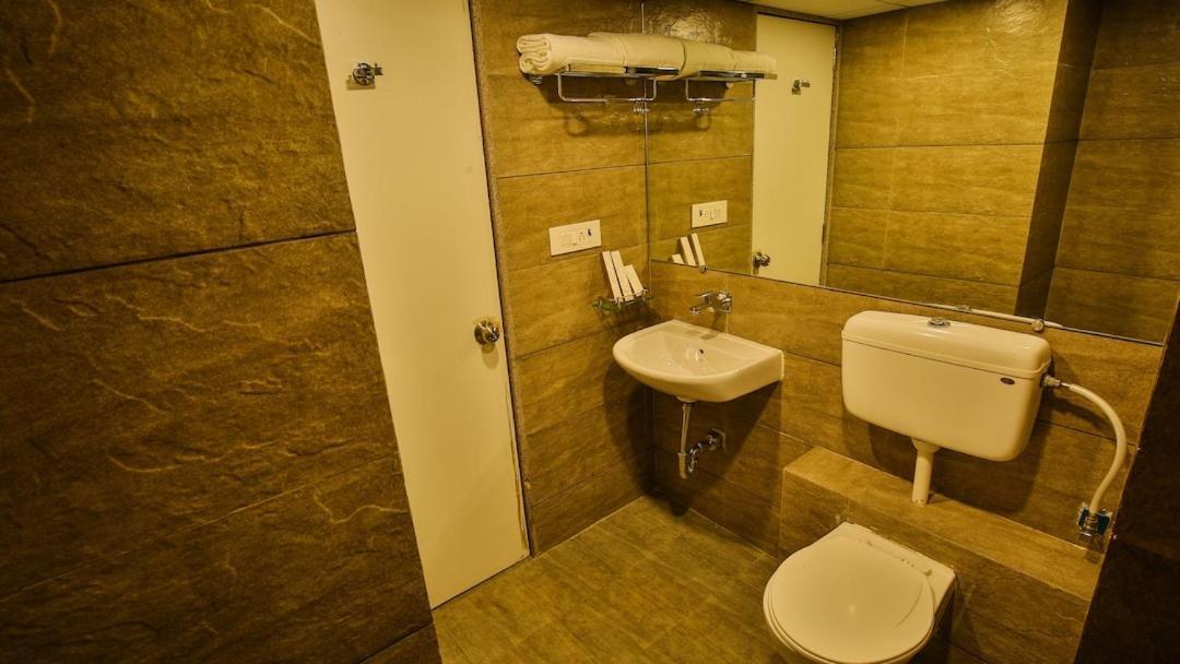 Weekend Address By Honest Homes Surat Esterno foto