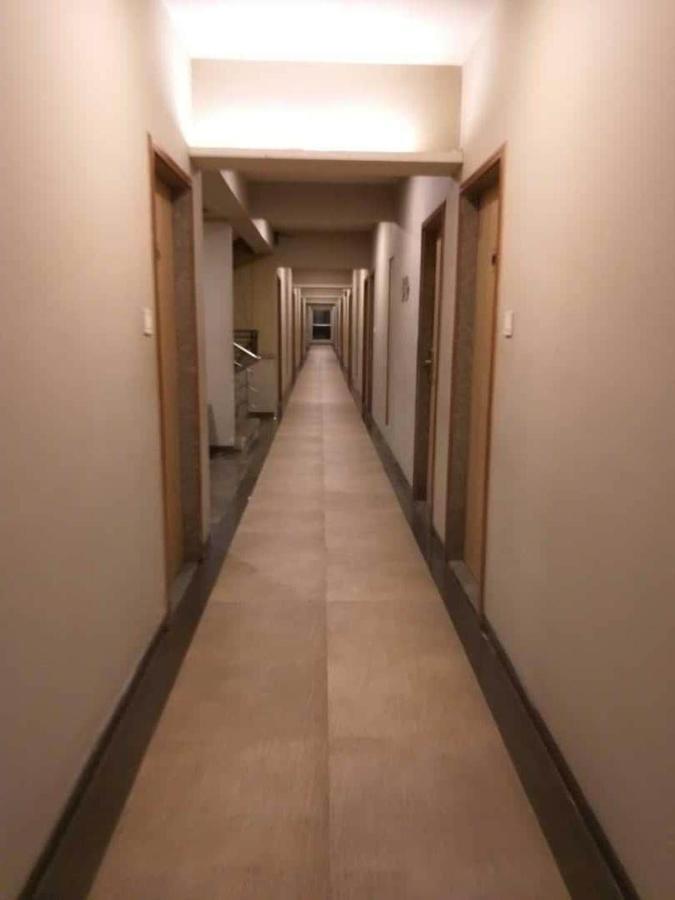 Weekend Address By Honest Homes Surat Esterno foto