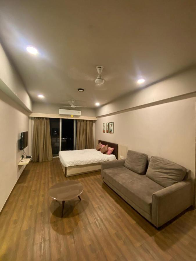 Weekend Address By Honest Homes Surat Esterno foto