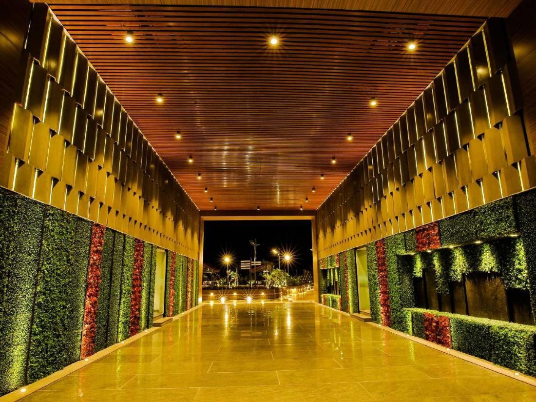 Weekend Address By Honest Homes Surat Esterno foto
