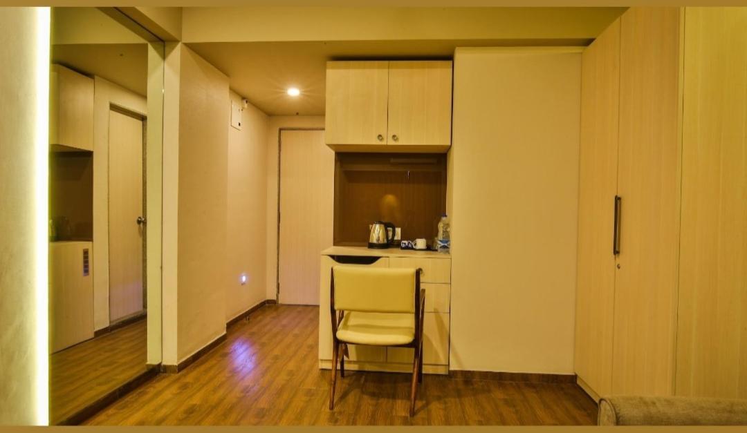 Weekend Address By Honest Homes Surat Esterno foto