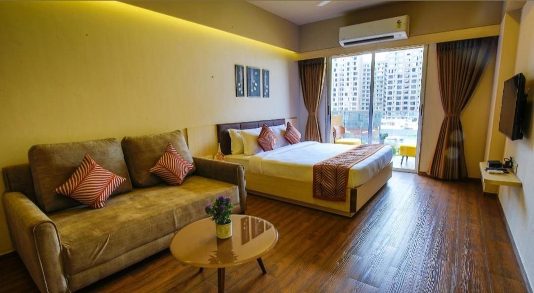 Weekend Address By Honest Homes Surat Esterno foto