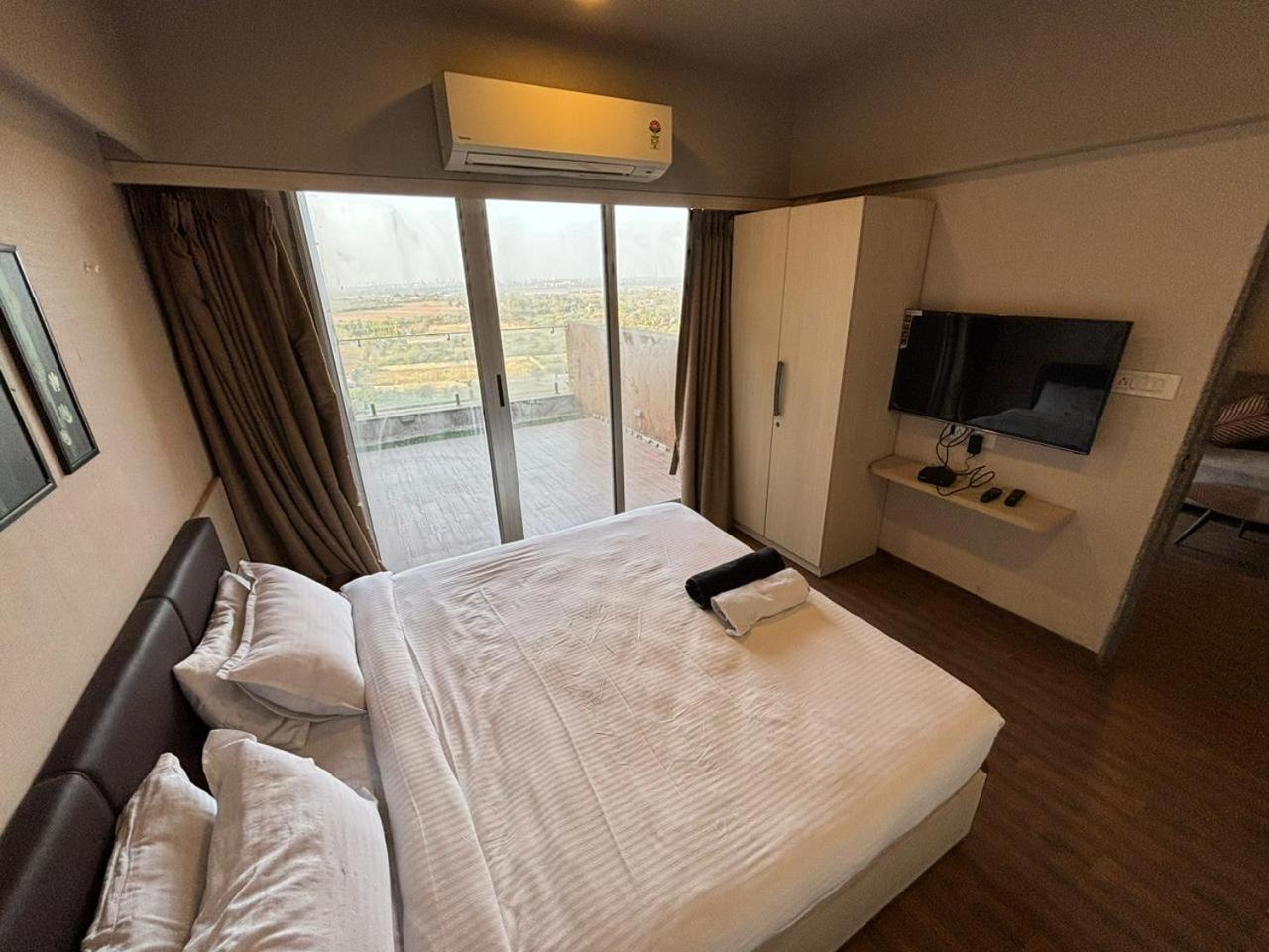 Weekend Address By Honest Homes Surat Esterno foto