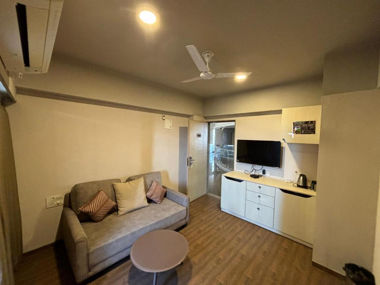 Weekend Address By Honest Homes Surat Esterno foto