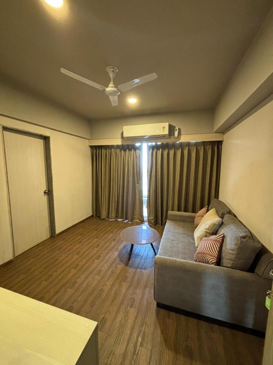 Weekend Address By Honest Homes Surat Esterno foto