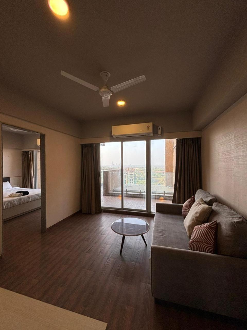 Weekend Address By Honest Homes Surat Esterno foto