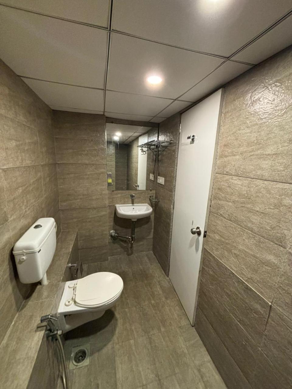 Weekend Address By Honest Homes Surat Esterno foto